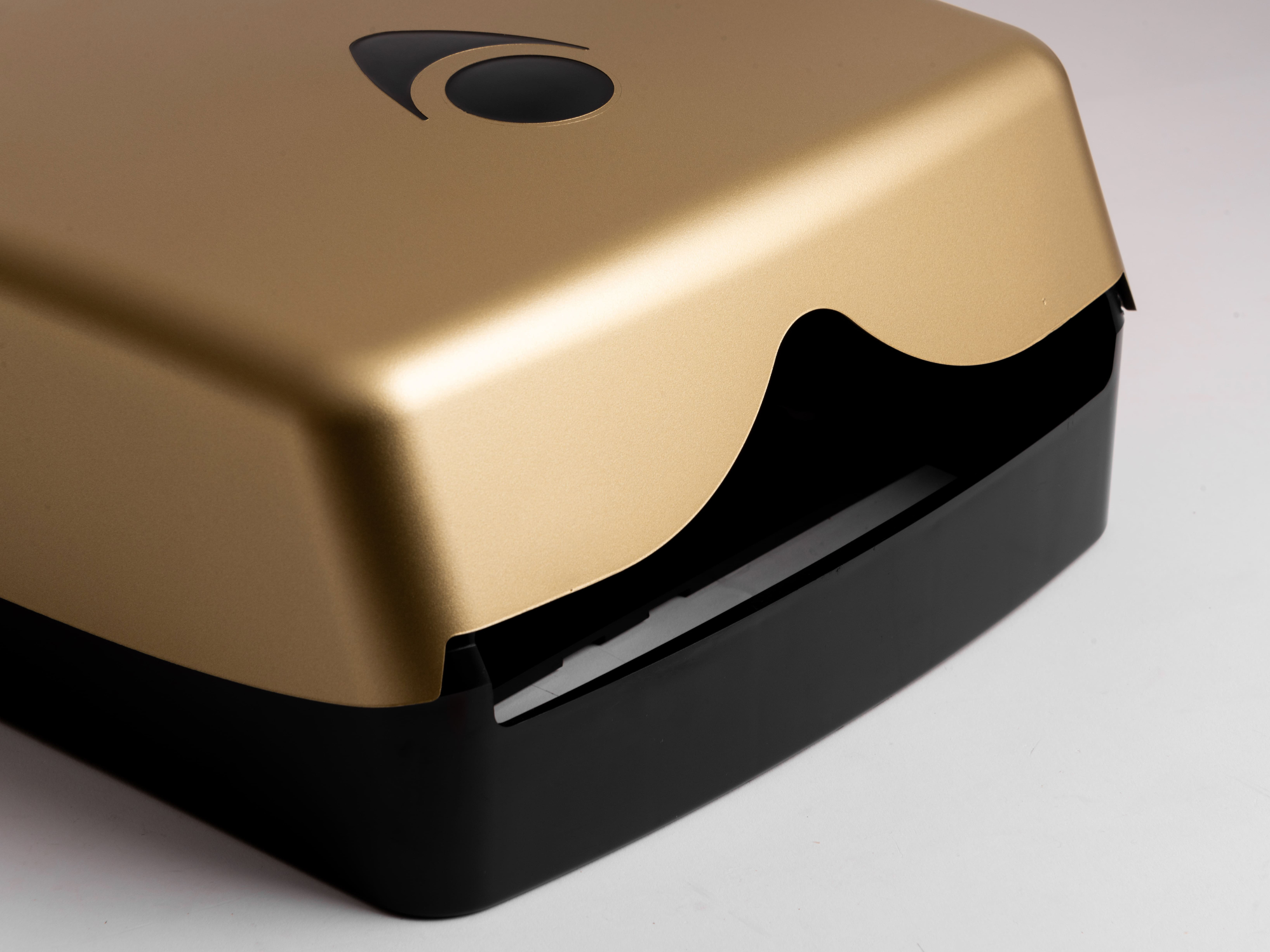 Papirdispenser til håndklædeark i mat guld finish. Stilfuld dispenser i plastik, som passer til de fleste håndklædeark herunder Z-fold og C-fold. Billede af dispenseren fra siden/nederst.