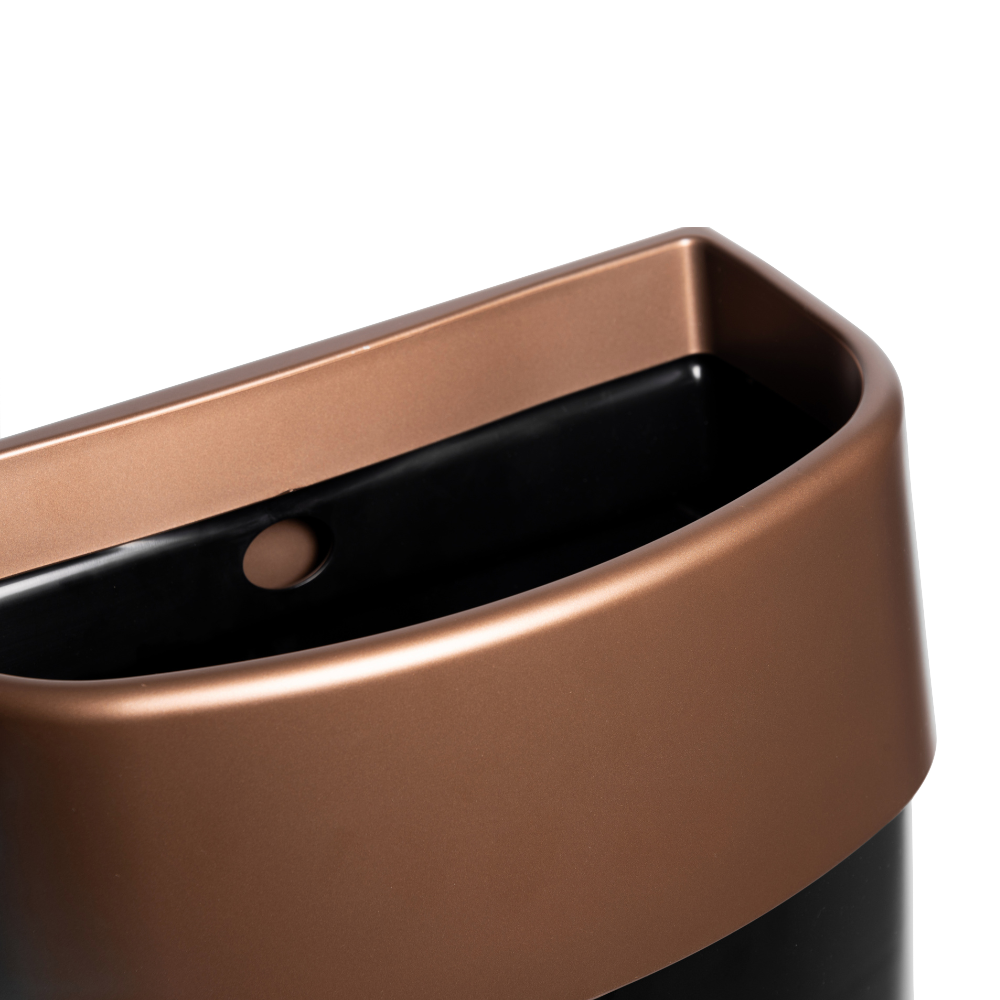 Nærbillede af myriad designer range affaldsbeholder i mat kobber. På billedet kan man se rammen som er i kobber og som holder posen på plads. Rammen har afrundede former.