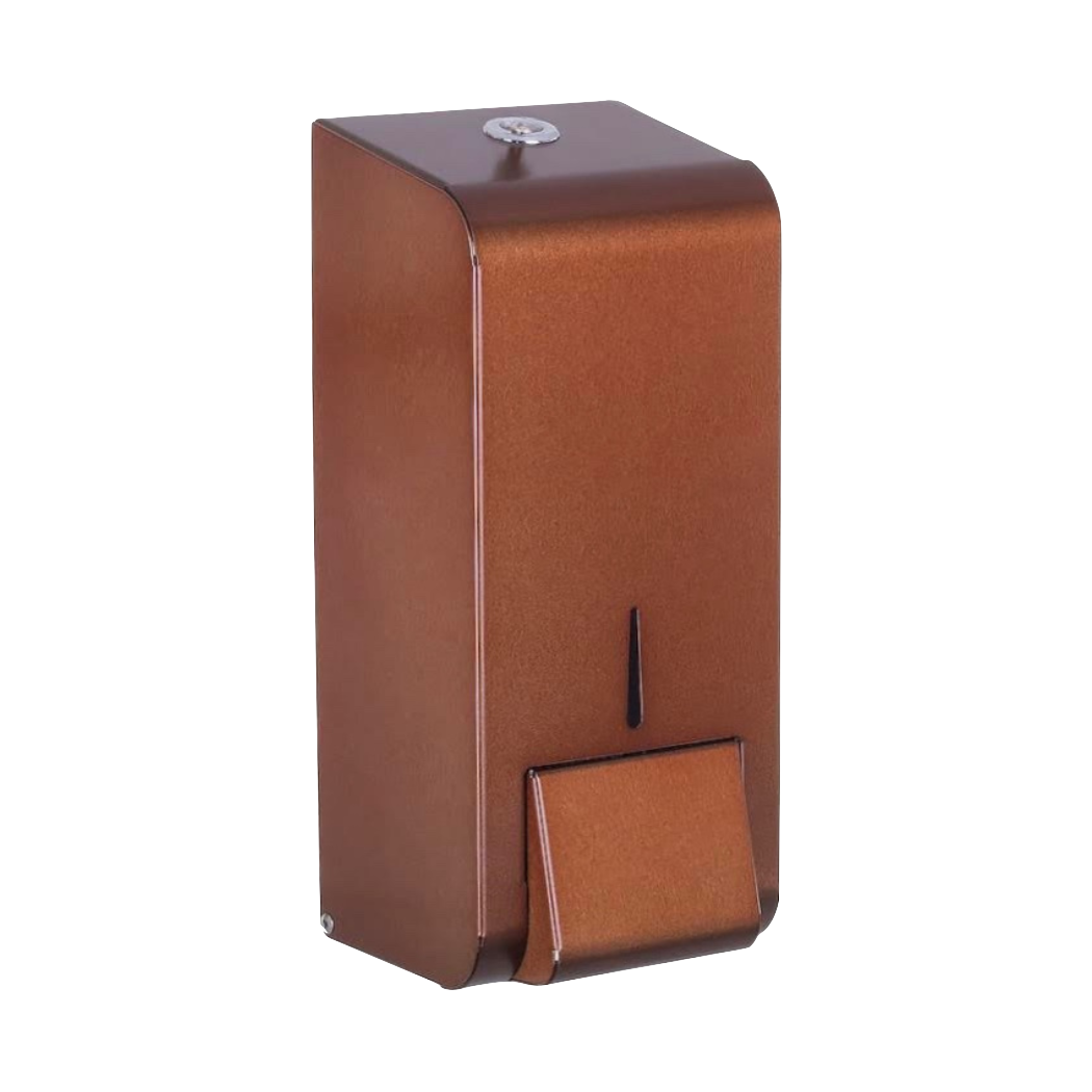Produktbillede af opal sæbedispenser i bronze finish. Sæbedispenseren er i stål og har et rektangulært udtryk og bløde kanter. I bunden af dispenseren går den ud, da det er her man skal trykke for at sæben kommer ud. Billedet er taget fra fronten/siden.