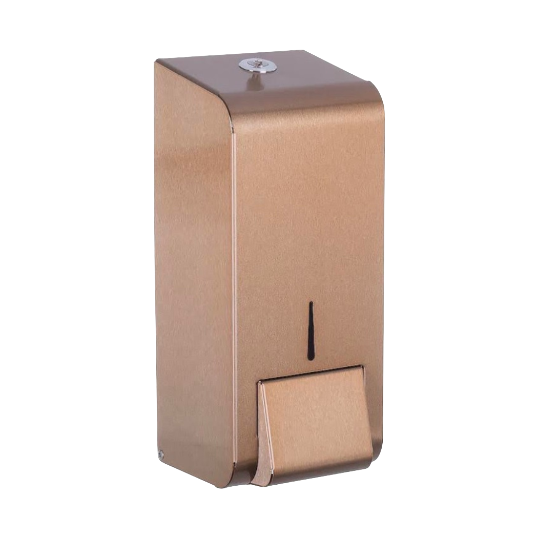 Produktbillede af opal sæbedispenser i lys bronze finish. Sæbedispenseren er i stål og har et rektangulært udtryk og bløde kanter. I bunden af dispenseren går den ud, da det er her man skal trykke for at sæben kommer ud. Billedet er taget fra fronten/siden.