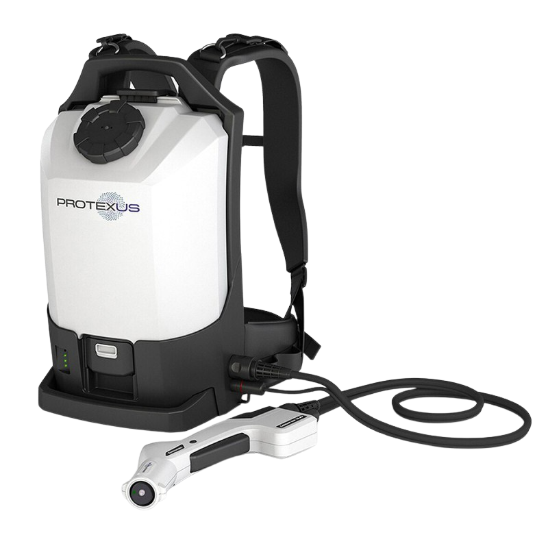 Produktbillede af hvid Protexus elektrostatisk sprayer monteret som rygsæk: slank rektangulær beholder med sort bund, polstrede skulder- og taljestropper, koblet til pistolgreb med slange – sat mod ren hvid baggrund.