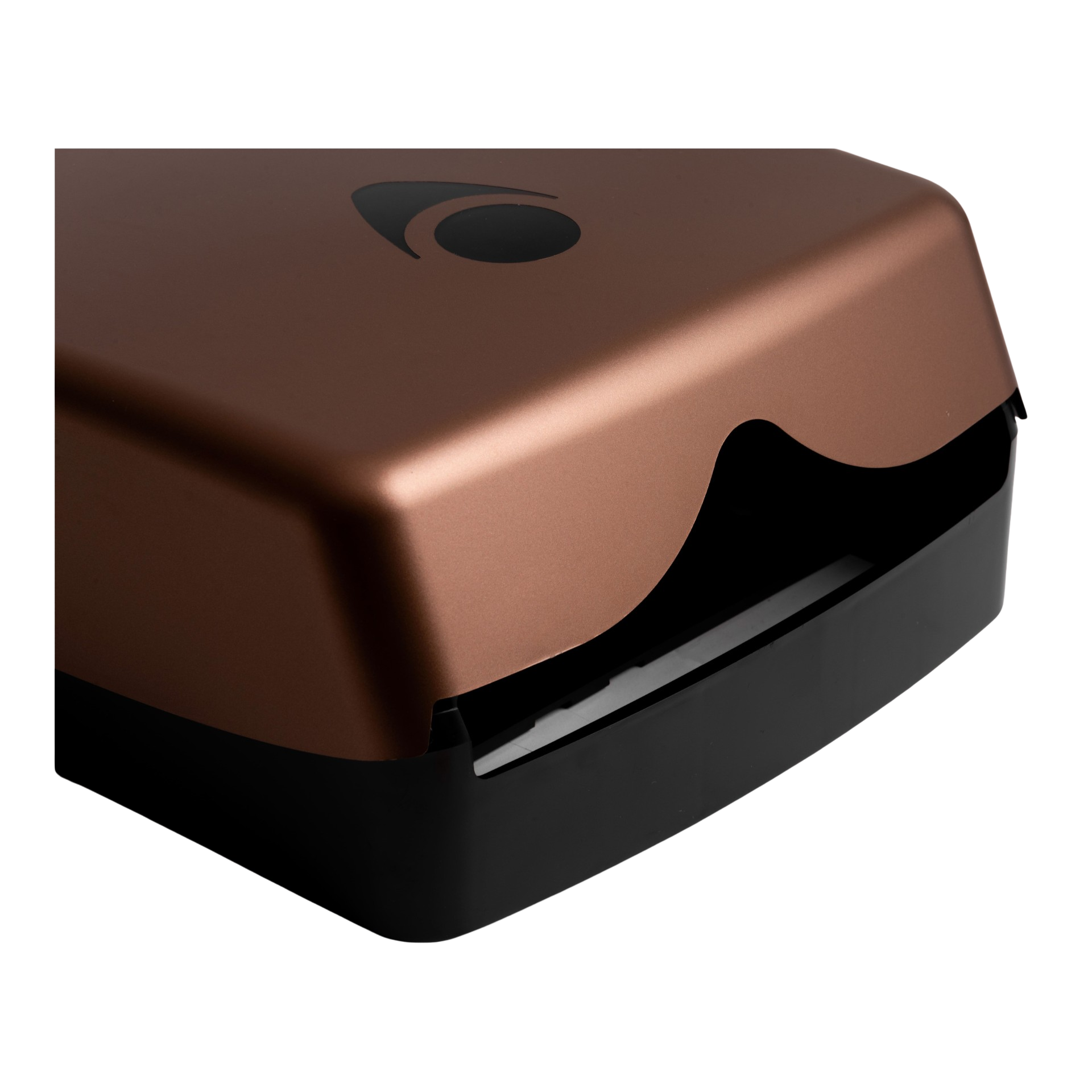 Produktbillede af myriad designer range papirdispenser til håndklædeark i mat kobber finish. Dispenseren er enkel med bløde hjørner og en skyggeeffekt, der fremhæver det matte udtryk. Billedet er taget af bunden og man kan derfor se åbningen på dispensere, hvor papiret kommer ud.