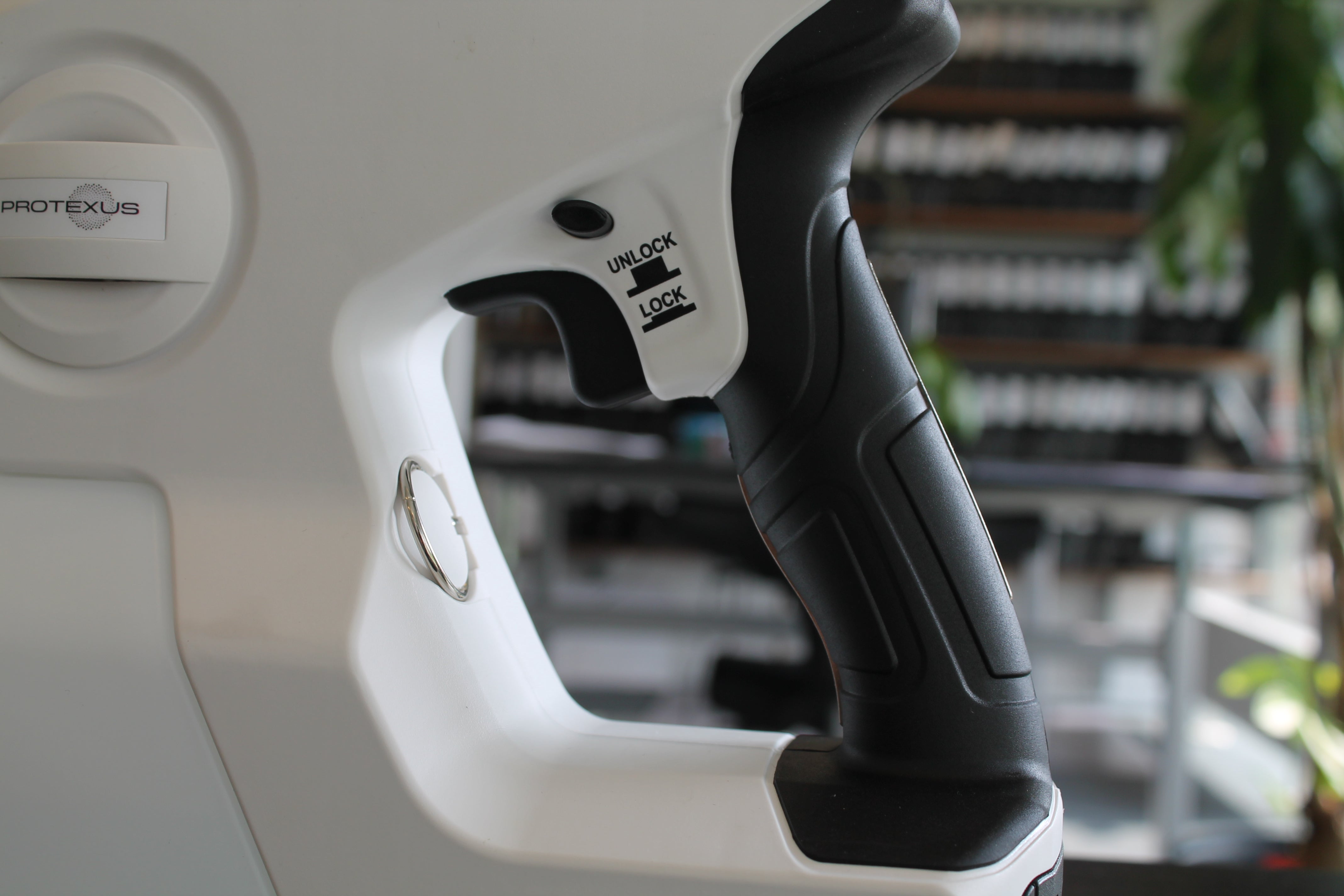 Nærbillede af protexus elektrostatisk sprayer fra siden, hvor man kan se håndtaget, som er sort. 